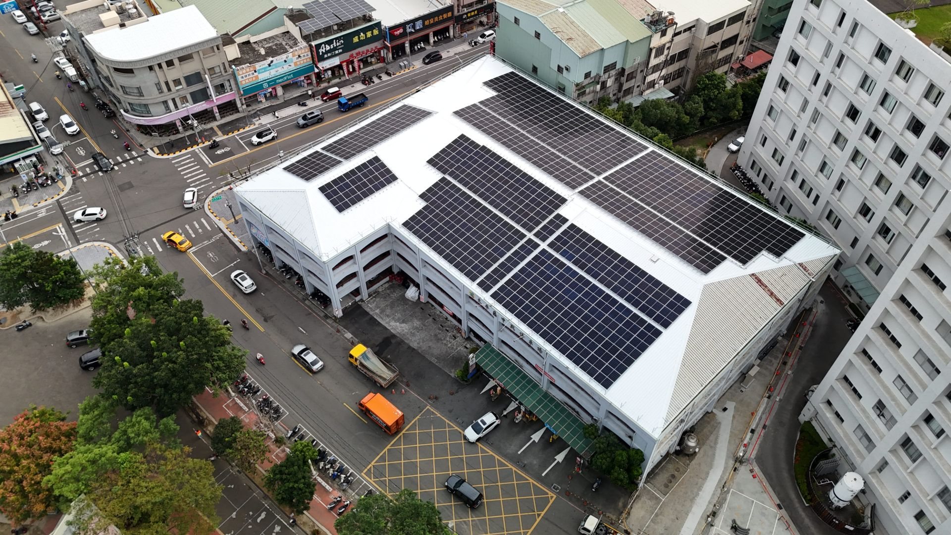 遮陽兼發電！中市交通局打造綠能屋頂停車場　年減碳量等同種10萬棵樹