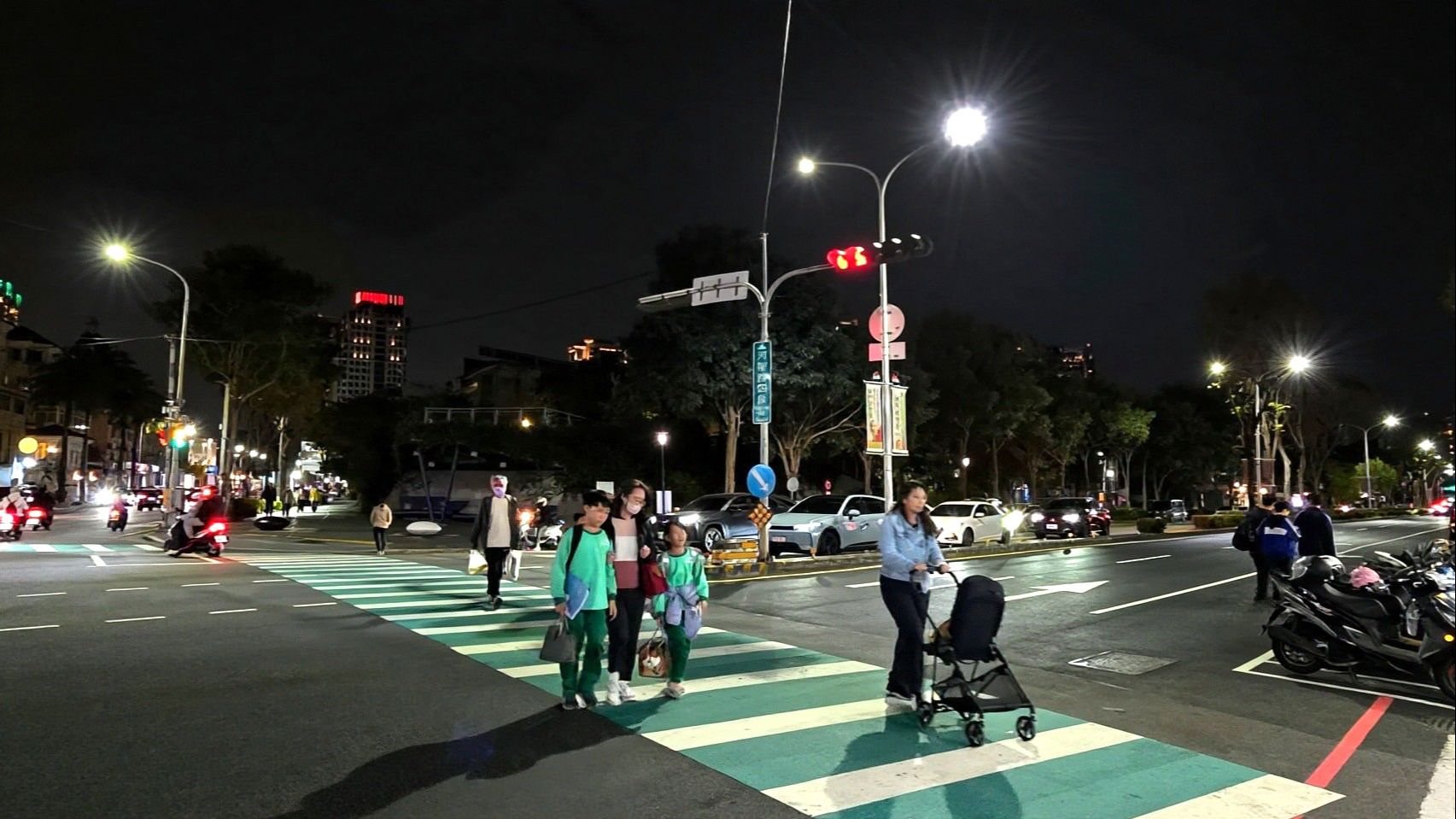 點亮城市賺「綠金」！台中首案路燈換裝取得碳權　減碳效益等同種百萬棵樹