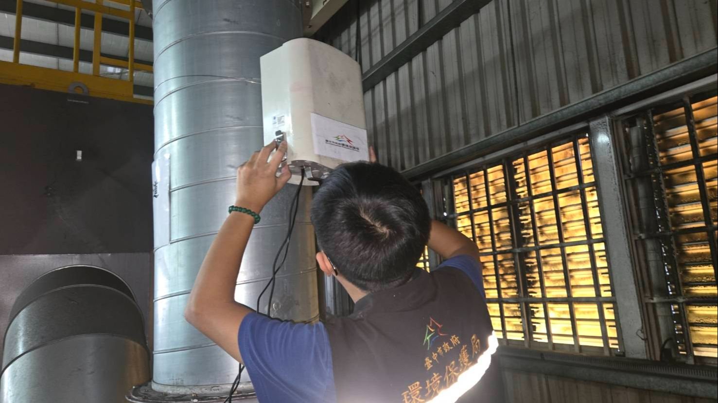 中市府導入「微型感測器」 助企業花小錢掌握煙囪動態防空污