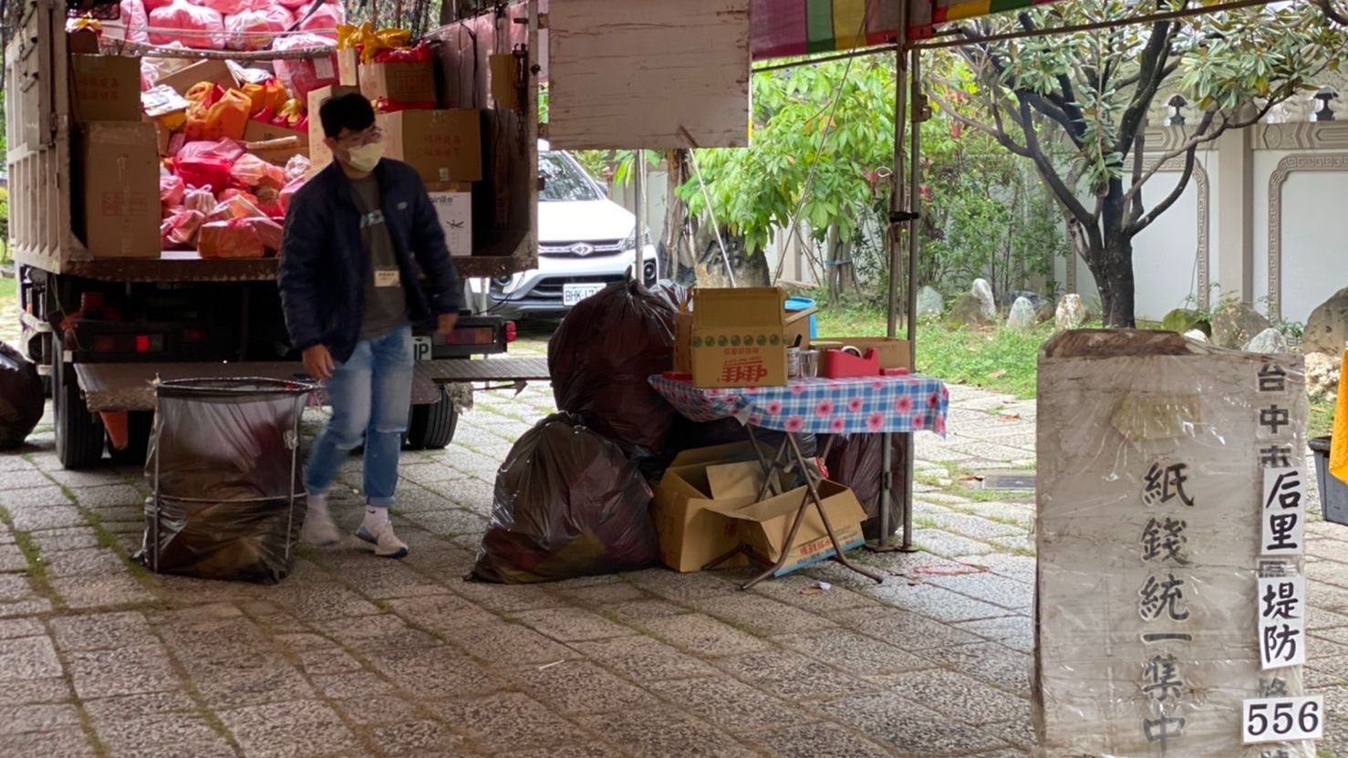 清明掃墓別燒金紙！中市推「集中燒、以功代金」